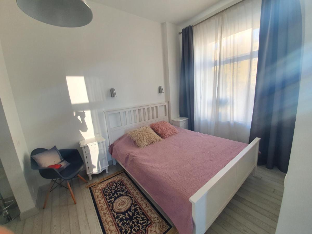 Vilnius Apartment With Stained Glass Bagian luar foto